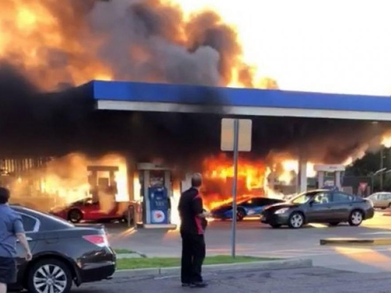 بالفيديو: احتراق لامبورجيني هوراكان بالكامل في محطة وقود أمريكية!